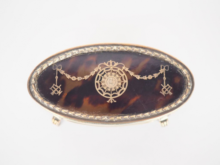 Petite boite anglaise en argent et écaille blonde. Dim. 9 x 4,5 cm