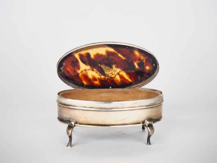 Petite boite anglaise en argent et écaille blonde. Dim. 9 x 4,5 cm