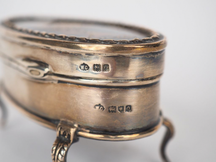 Petite boite anglaise en argent et écaille blonde. Dim. 9 x 4,5 cm