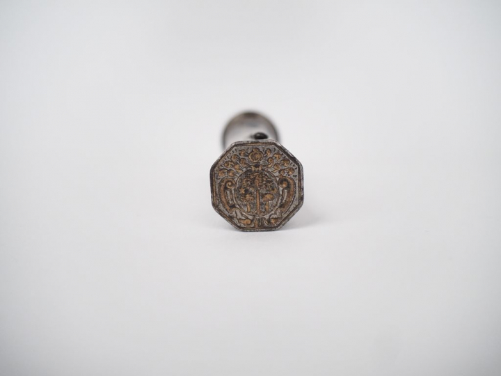 Cachet à cire en argent, à décor d'armoiries dun côté et d'initiale de