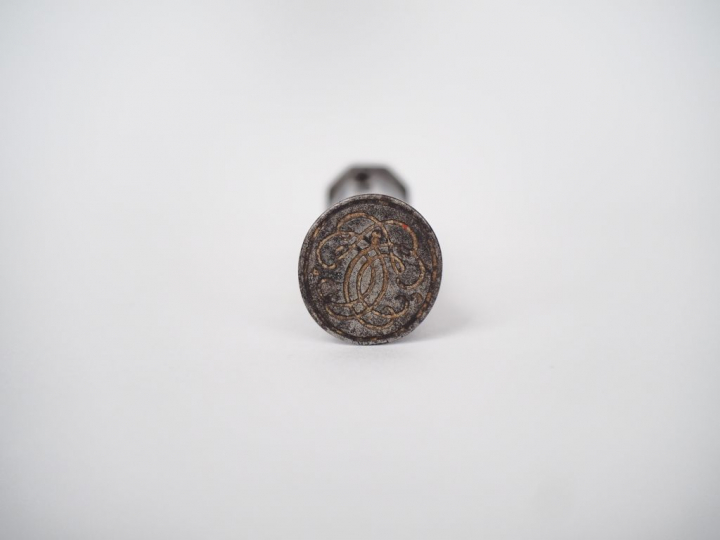 Cachet à cire en argent, à décor d'armoiries dun côté et d'initiale de