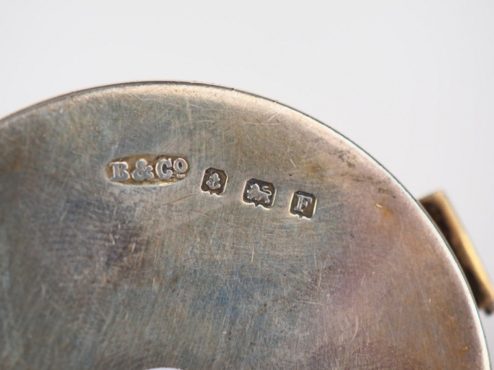 Cachet à cire en argent, à décor d'armoiries dun côté et d'initiale de