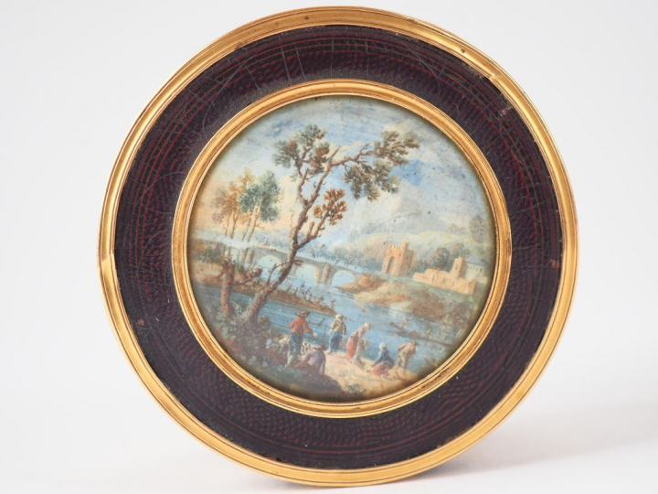 Boite fin XVIIIème en cuir, monture en pomponne, le couvercle orné d'u