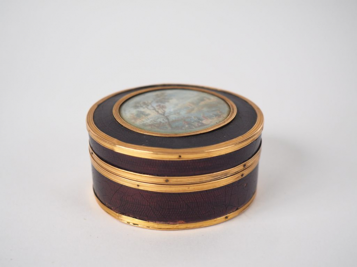 Boite fin XVIIIème en cuir, monture en pomponne, le couvercle orné d'u