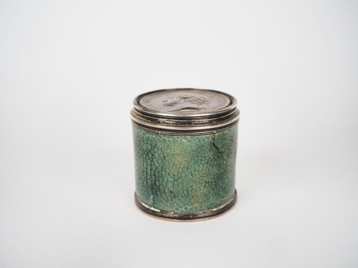 Boite cylindrique en argent, métal plaqué et galuchat, le couvercle or