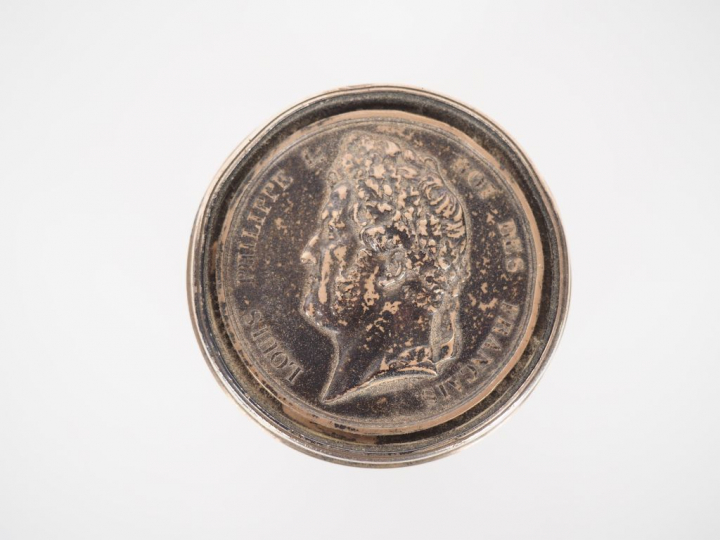 Boite cylindrique en argent, métal plaqué et galuchat, le couvercle or