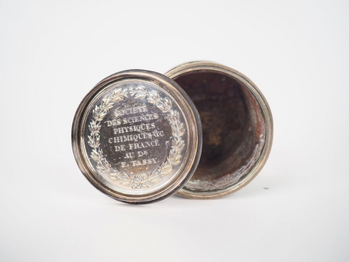 Boite cylindrique en argent, métal plaqué et galuchat, le couvercle or