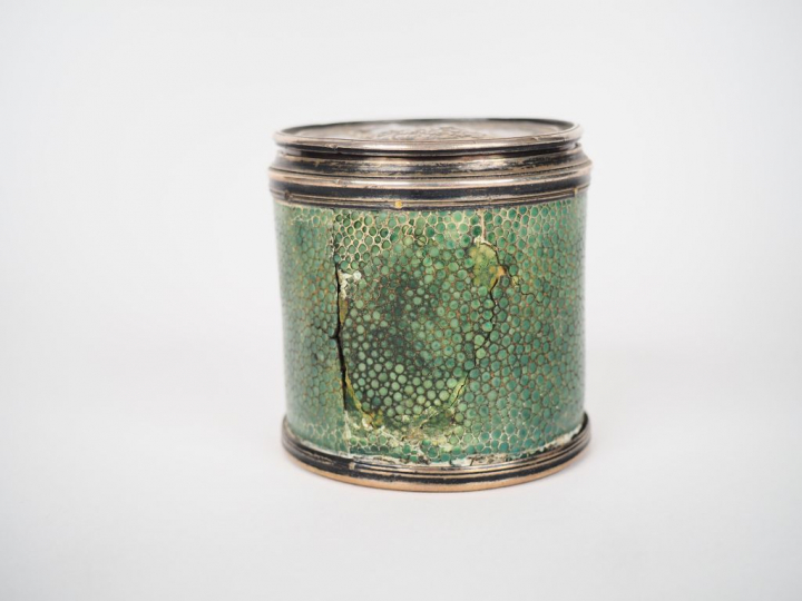 Boite cylindrique en argent, métal plaqué et galuchat, le couvercle or