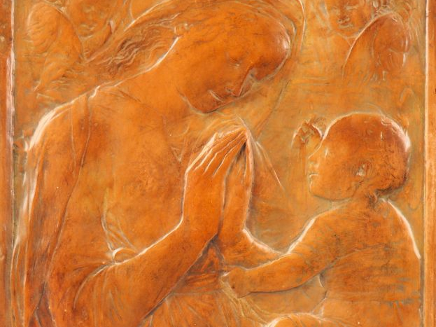 Plaque en terre cuite patinée "Vierge à l'enfant entourée d'anges" Dim