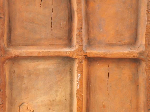 Plaque en terre cuite patinée "Vierge à l'enfant entourée d'anges" Dim