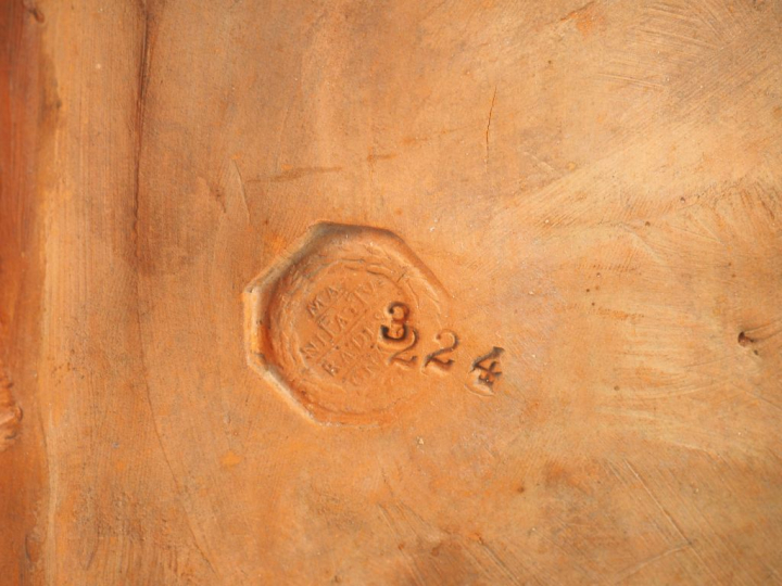 Plaque en terre cuite patinée "Vierge à l'enfant entourée d'anges" Dim