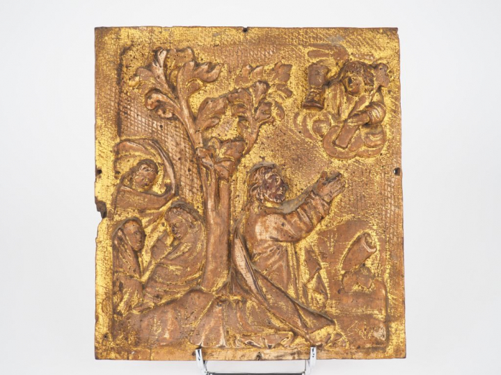 Bois sculpté et doré XVIIIème figurant une scène de la passion du Chri