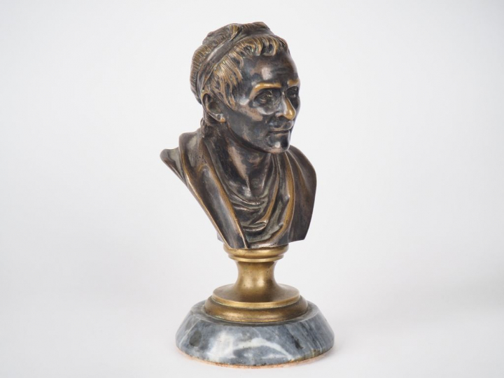 Sujet en bronze XIXème à patine brune, sur un socle en marbre gris tur