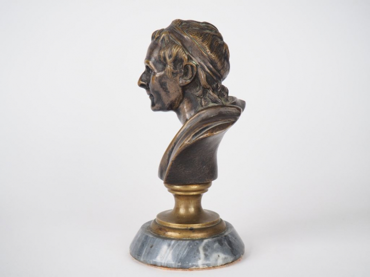 Sujet en bronze XIXème à patine brune, sur un socle en marbre gris tur