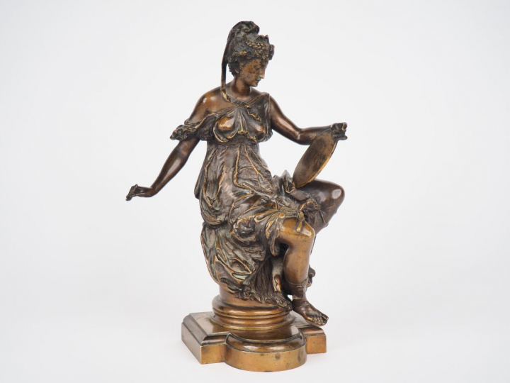 LALOUETTE. "Elégante au miroir" Sculpture en bronze à patine brune. Si