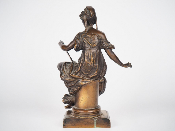 LALOUETTE. "Elégante au miroir" Sculpture en bronze à patine brune. Si