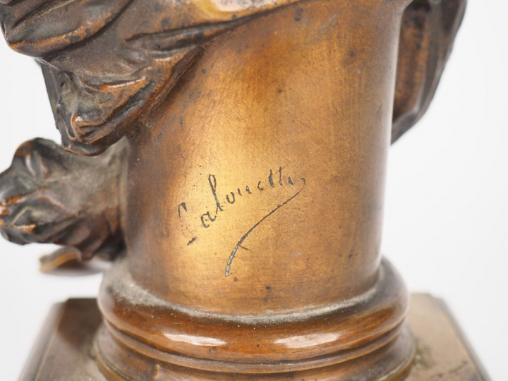 LALOUETTE. "Elégante au miroir" Sculpture en bronze à patine brune. Si