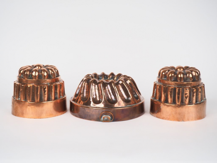 2 différents moules à kouglof et un moule à charlotte en cuivre rouge.