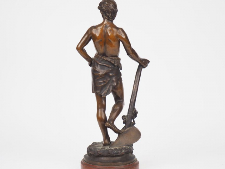 E .BOFILL. " Le laboureur " Sculpture en bronze à patine brune.  Signé