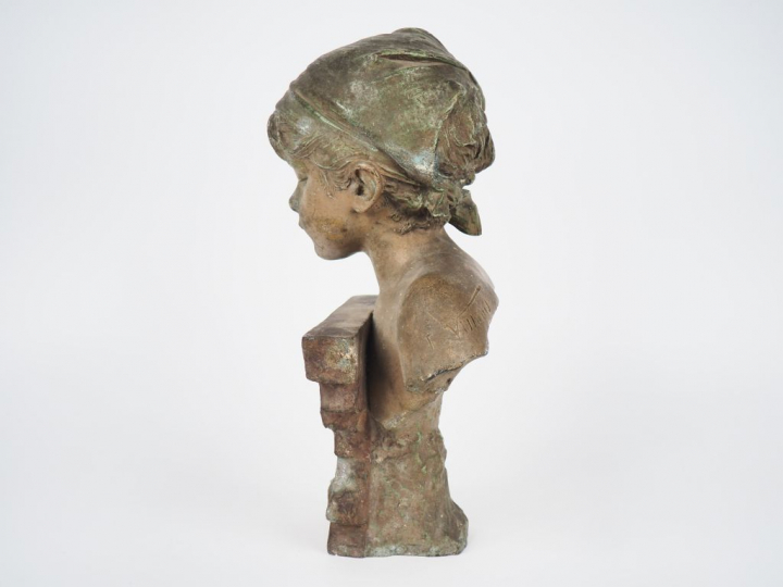 VILLANIS.  "le curieux" Sculpture en régule polychrome. Signée H. 38 c