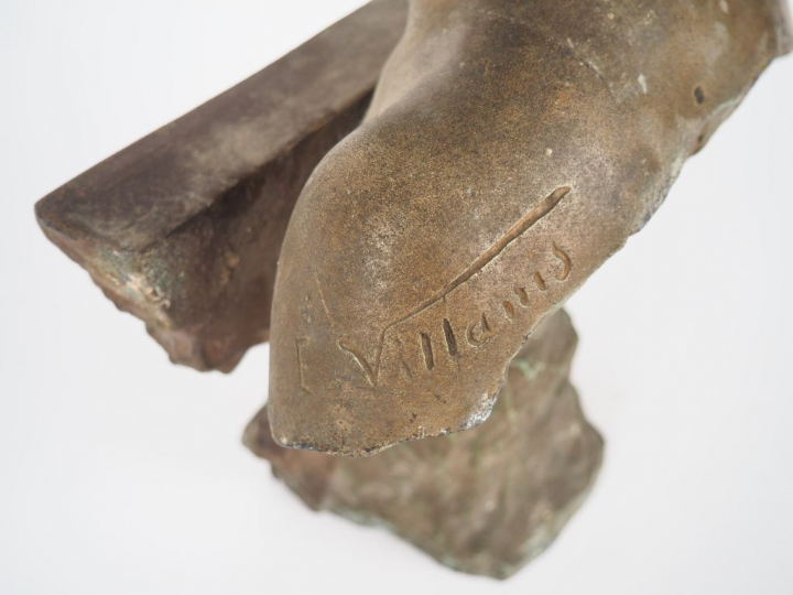 VILLANIS.  "le curieux" Sculpture en régule polychrome. Signée H. 38 c