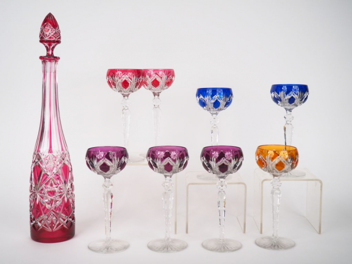 BACCARAT.  Grand flacon en cristal bicolore.  Signé On y joint 8 verre