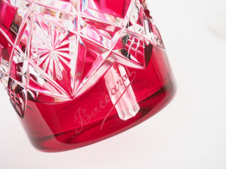 BACCARAT.  Grand flacon en cristal bicolore.  Signé On y joint 8 verre