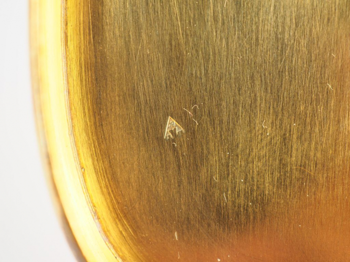 Minaudière Art Déco en vermeil et émaux polychromes. (manque le pousso