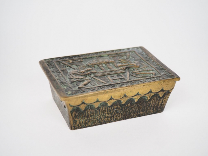 Max LE VERRIER.  Boite en bronze "les gardiens du temple".  Dim. 8,5 x