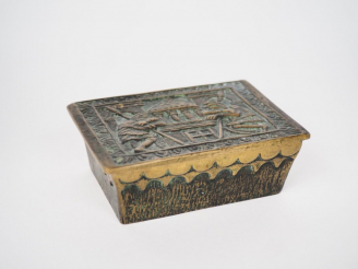 Vente aux enchères Max LE VERRIER.  Boite en bronze "les gardiens du temple".  Dim. 8,5 x