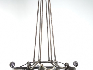 Vente aux enchères Edgar BRANDT.  Monture de lustre en fer forgé à décor d'une frise de p