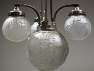 Vente aux enchères MULLER FRERES à Lunéville. Lustre Art Déco en verre et métal éclairant