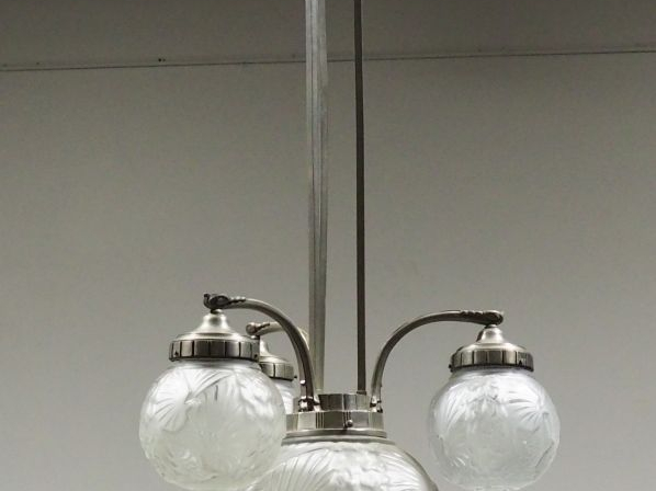 MULLER FRERES à Lunéville. Lustre Art Déco en verre et métal éclairant