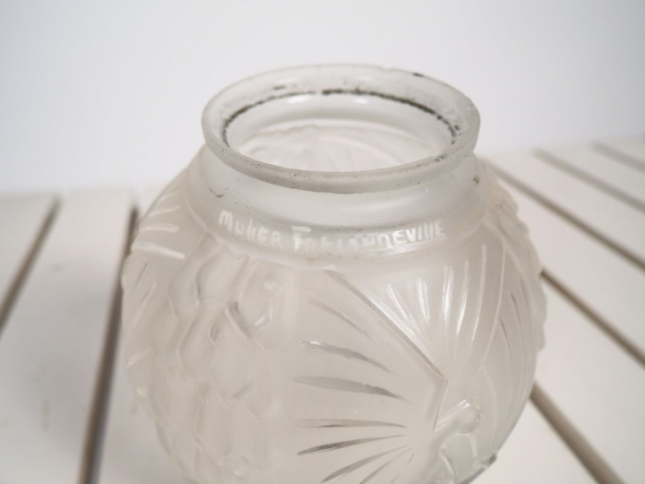 MULLER FRERES à Lunéville. Lustre Art Déco en verre et métal éclairant