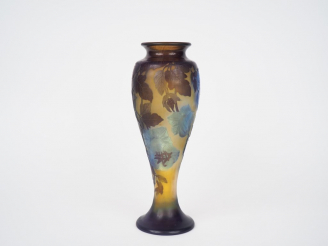 Vente aux enchères GALLE.  Vase ovoide en verre à décor gravé en camée à l'acide de fleur