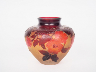 Vente aux enchères GALLE.  Vase ovoide en verre à décor gravé en camée à l'acide de fleur