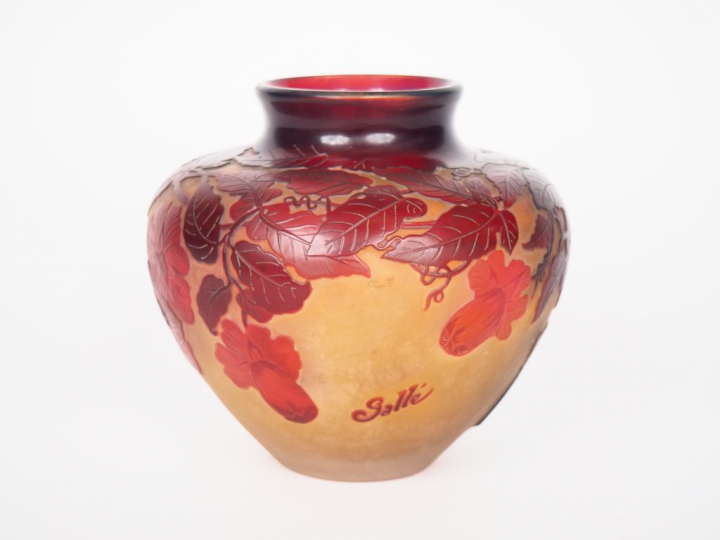 GALLE.  Vase ovoide en verre à décor gravé en camée à l'acide de fleur