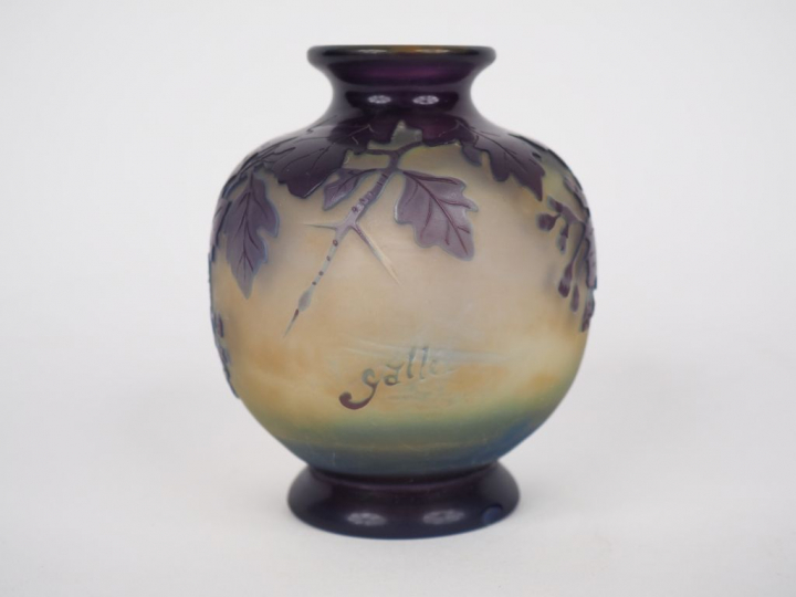 GALLE. Petit vase boule sur piédouche en verre gravé à décor en camée 
