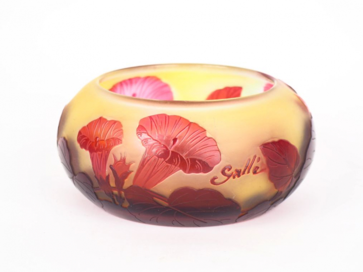 GALLE.  Coupe en verre à dècor gravé en camée et à l'acide de bignonne