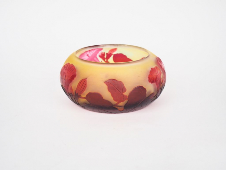 GALLE.  Coupe en verre à dècor gravé en camée et à l'acide de bignonne