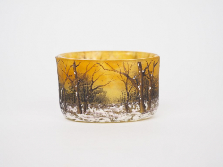 DAUM. Vase miniature en verre à décor émaillé et polychrome de paysage