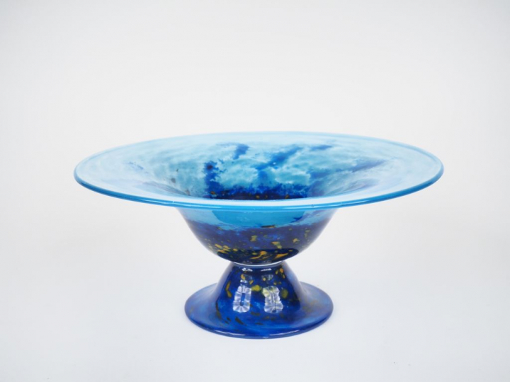 DAUM.  Coupe sur piédouche en verre marbré bleu et jaune Signée Daum F