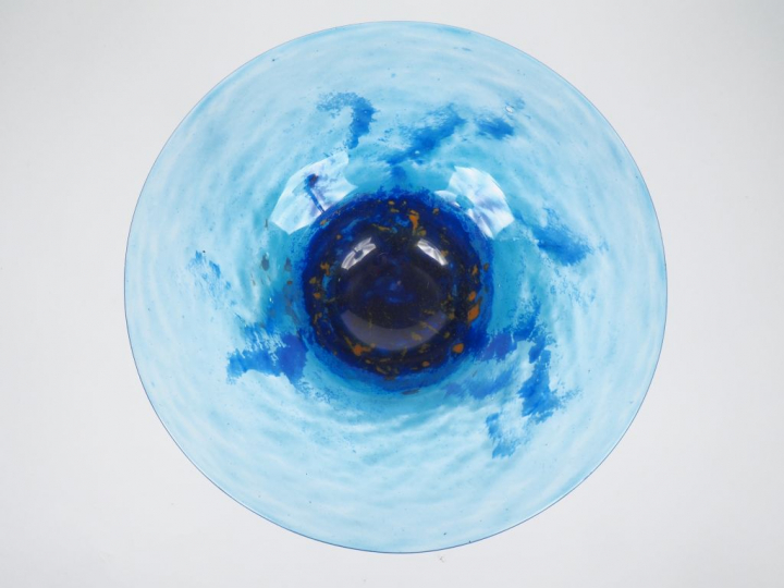 DAUM.  Coupe sur piédouche en verre marbré bleu et jaune Signée Daum F