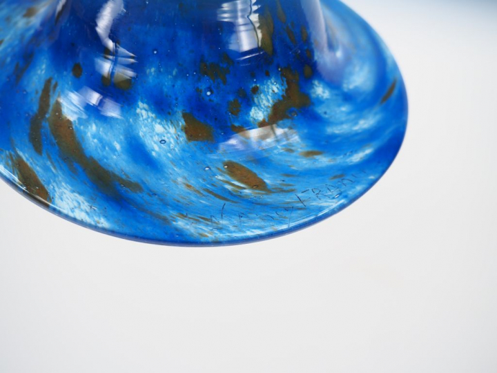 DAUM.  Coupe sur piédouche en verre marbré bleu et jaune Signée Daum F
