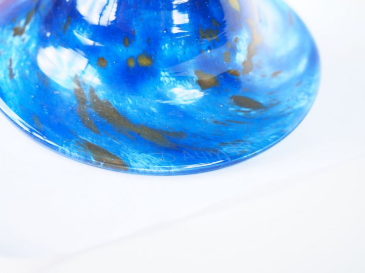 DAUM.  Coupe sur piédouche en verre marbré bleu et jaune Signée Daum F
