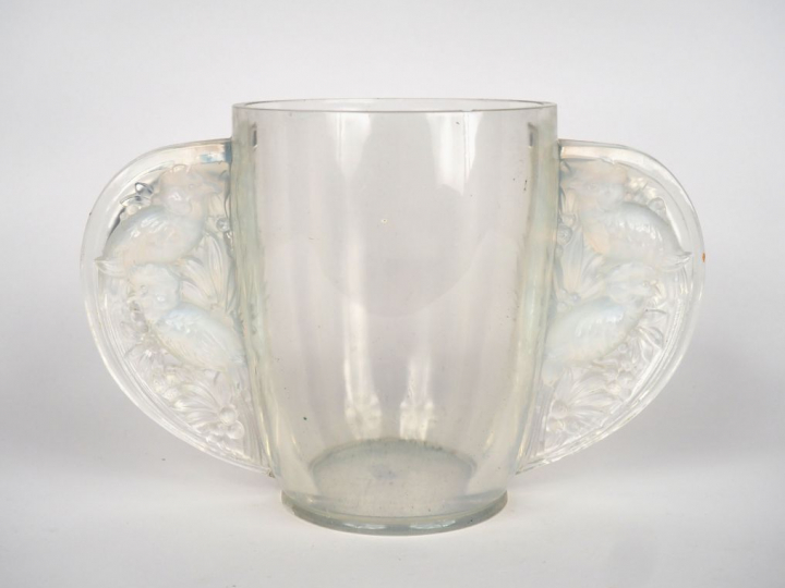 VERLYS. Vase à anses en verre translucide et opalescent, à décor d'ois