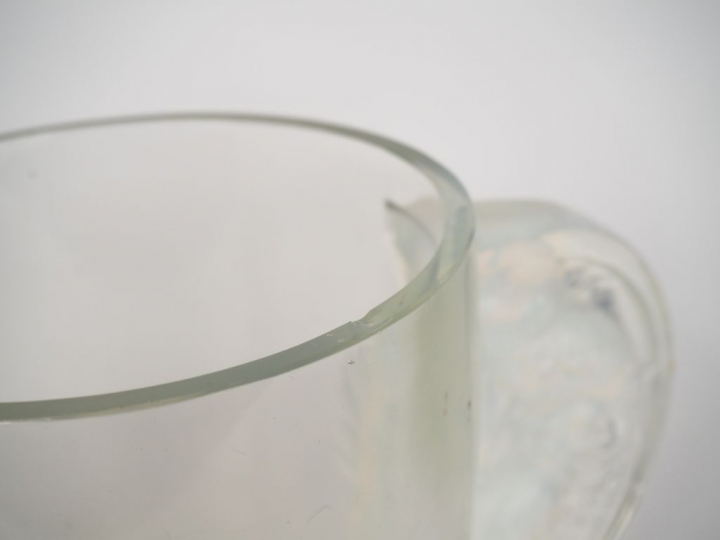 VERLYS. Vase à anses en verre translucide et opalescent, à décor d'ois