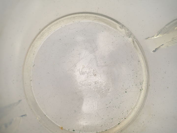 VERLYS. Vase à anses en verre translucide et opalescent, à décor d'ois