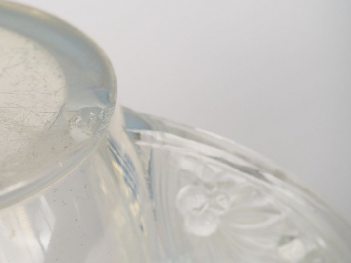 VERLYS. Vase à anses en verre translucide et opalescent, à décor d'ois