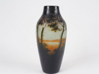 Vente aux enchères D'ARGENTAL.  Vase ovoïde en verre polychrome décor gravé en camée et à